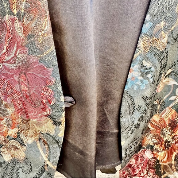 ❤️🔥SOLD❤️🔥Small Vintage Dark Floral Formal Vest - Picture 4 of 5